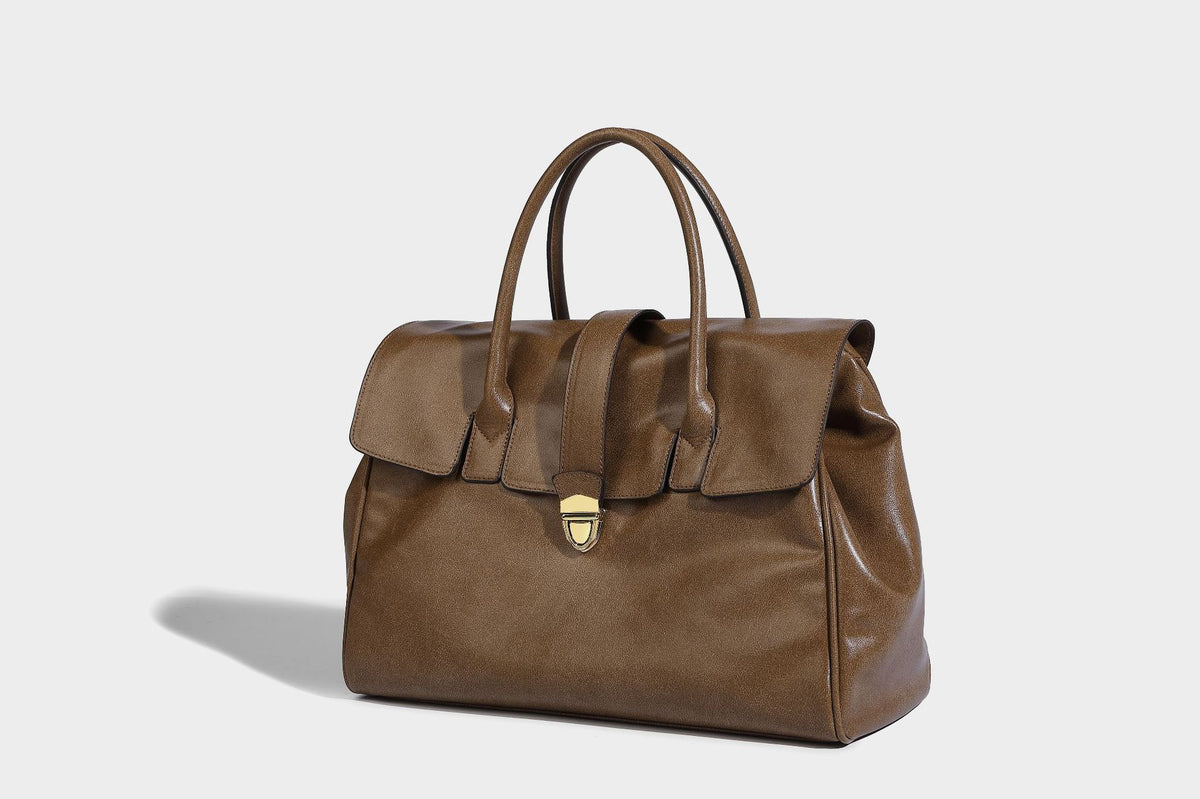 Strukturierte Henkeltasche in glänzender Lederoptik mit Überschlagverschluss, mittigem Riemen, goldfarbenem Drehverschluss und zwei Henkeln