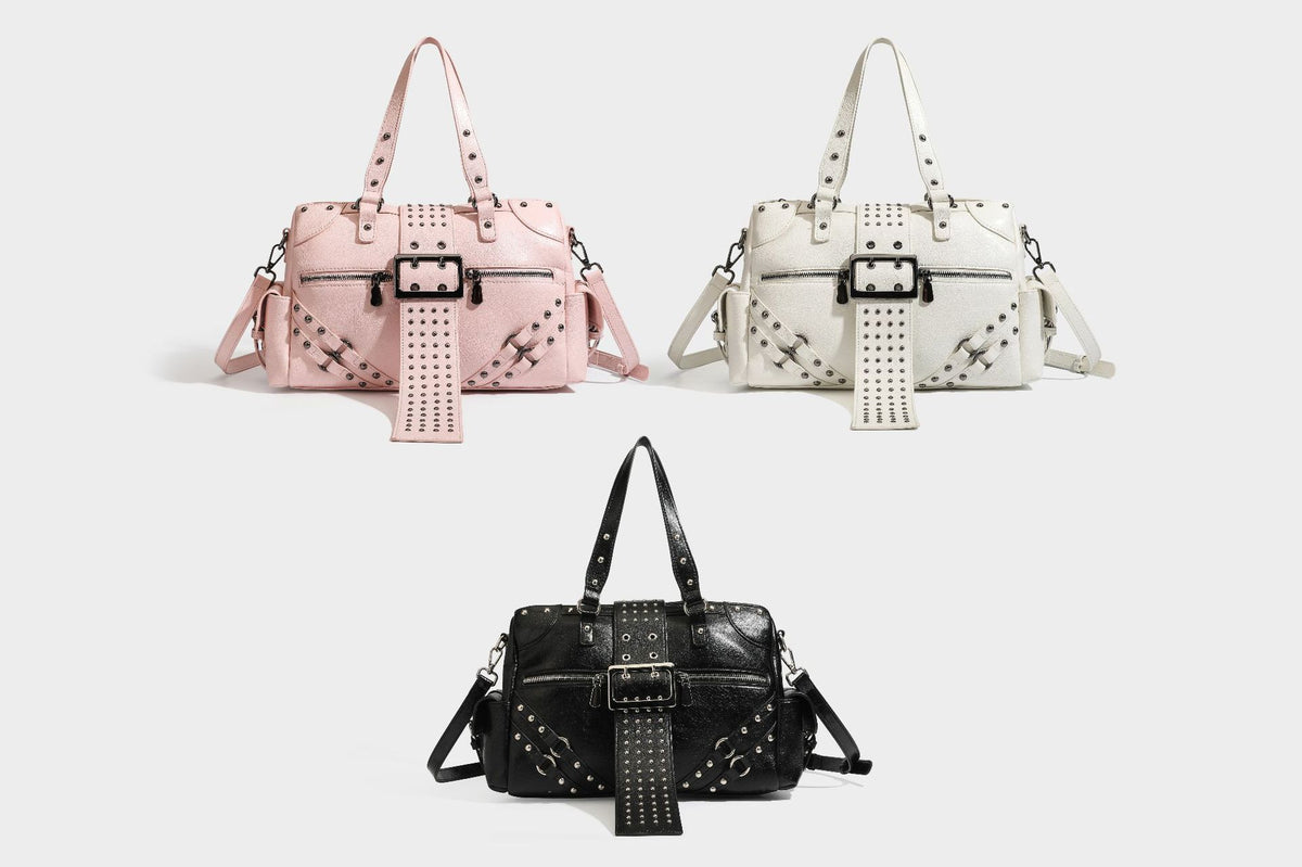 Strukturierte Moto-Satchel mit Nieten, Schnallenriemen, zwei Tragegriffen und abnehmbarem Crossbody-Riemen aus glattem Material mit Detail