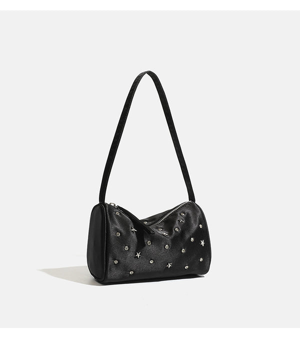 Kompakte Metallic-Schultertasche mit sternförmigen Nieten und Nieten in Strassoptik in Silber, Reißverschluss oben und einem fest angebrachten Riemen