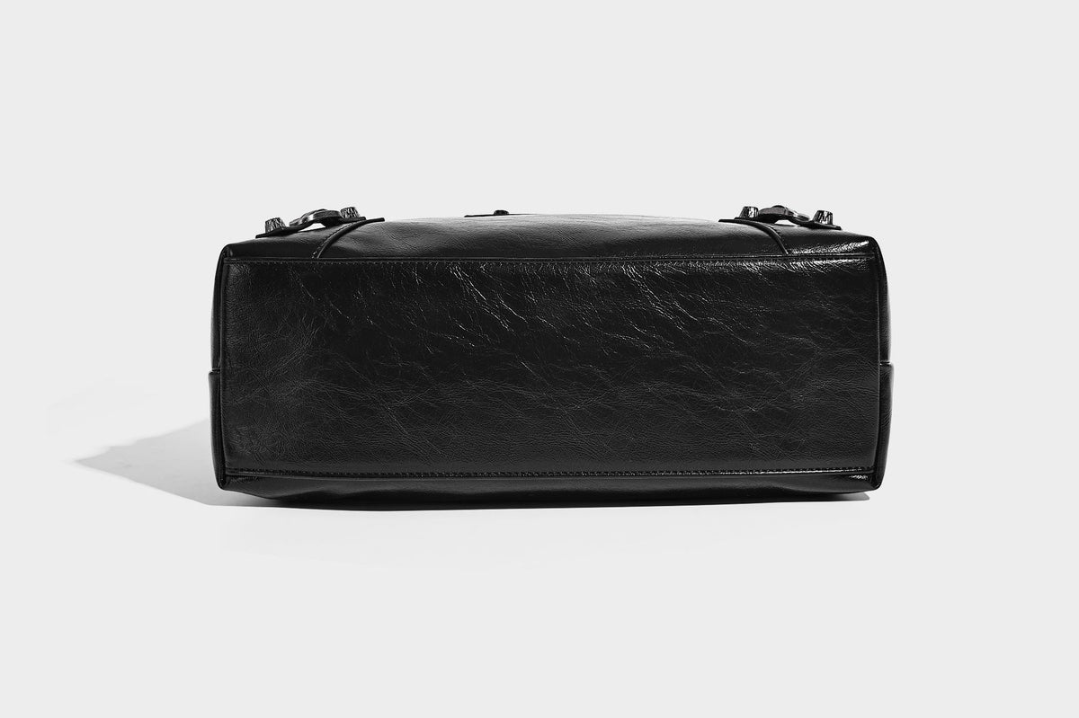 Große, glänzende Hobo-Schultertasche mit geknautschtem Effekt, dunkelfarbenen Nieten, Reißverschluss, vorderem Reißverschlussfach und verstellbarem Crossbody-Riemen