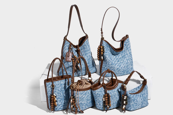 Hellblauer gewebter Hobo-Bag mit braunem Besatz in Lederoptik, antikgoldfarbenen Beschlägen, verstellbarem Crossbody-Riemen und Perlenverzierung