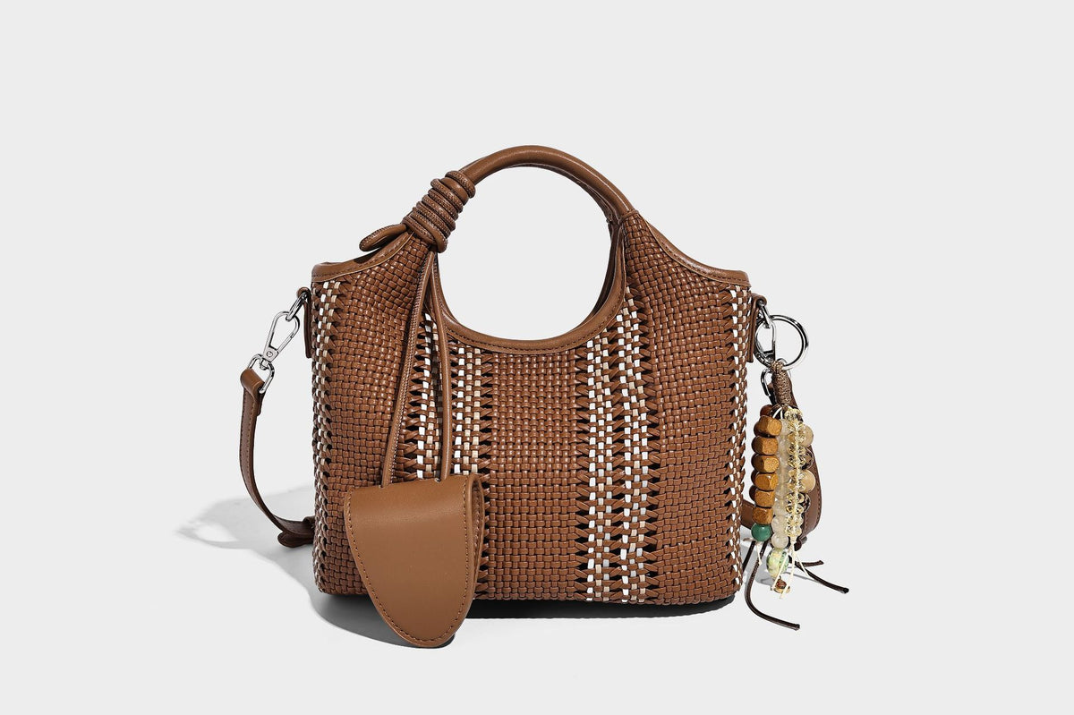 Geflochtene Bucket-Tote in Pastellblau mit geflochtenen Tragegriffen, vorderem Steckfach, Perlenanhänger und abnehmbarem Crossbody-Riemen