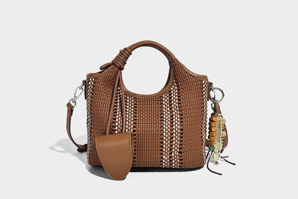 Geflochtene Bucket-Tote in Pastellblau mit geflochtenen Tragegriffen, vorderem Steckfach, Perlenanhänger und abnehmbarem Crossbody-Riemen
