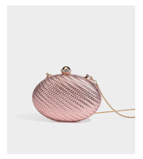 Kleine, ovale, metallisch gewebte Clutch mit juwelenbesetztem Bügelverschluss in Goldoptik und abnehmbarem Kettenriemen, Detailansicht 9