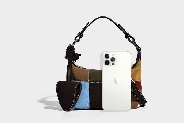 Kompakte Patchwork-Schultertasche mit geknotetem dunklem Henkel, mehrfarbigen Partien in Braun, Beige, Senfgelb, Oliv, Burgunderrot, Schwarz und