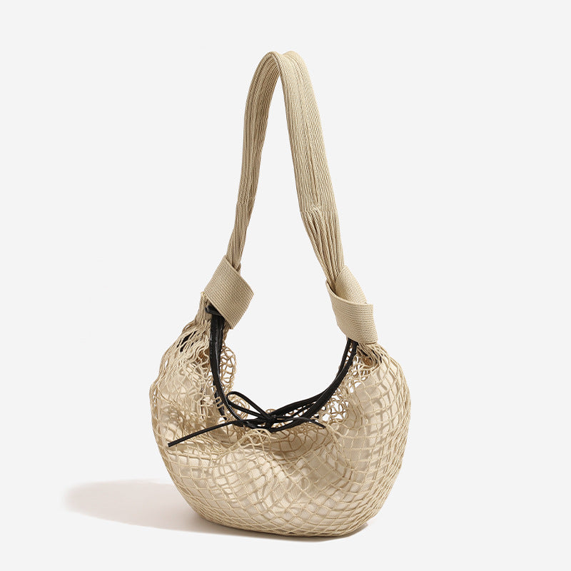 Weich fallende halbmondförmige Schultertasche aus gewebtem Mesh mit schwarzem Kordelzugverschluss und geripptem Strickriemen, Detailansicht 3