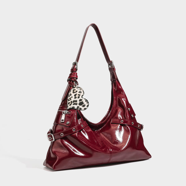 Glänzende, dunkelbraune Hobo-Schultertasche mit Riemendetail mit silberfarbenen Ösen, vorderer Reißverschlusstasche und Herz-Applikation im Leopardenmuster