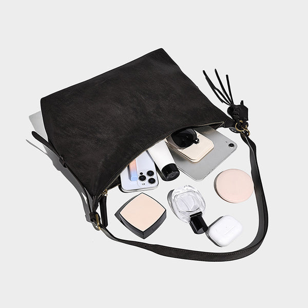 Weiche Hobo-Schultertasche mit matter Oberfläche, Quastenbesatz und goldfarbenen Beschlägen, Detailansicht 4