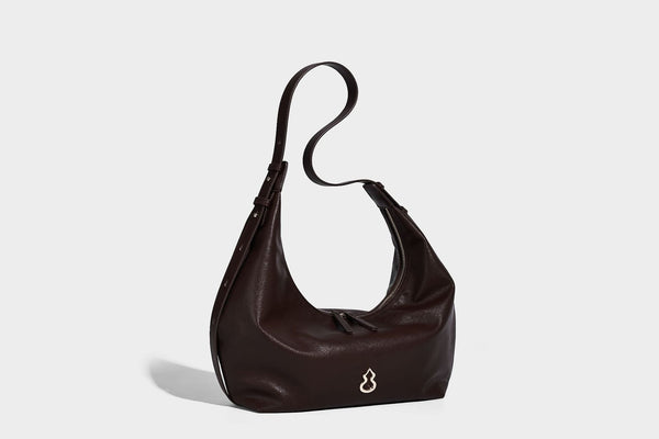 Lässig fallende, sichelförmige Hobo-Schultertasche in glatter dunkelbrauner Lederoptik mit Logo-Anhänger in Goldoptik und verstellbarem Schulterriemen