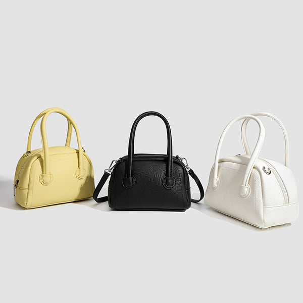 Mini-Boston-Tasche mit genarbter Oberfläche, zwei Tragegriffen, abnehmbarem verstellbarem Crossbody-Riemen und Beschlägen in Silberoptik, Detailansicht