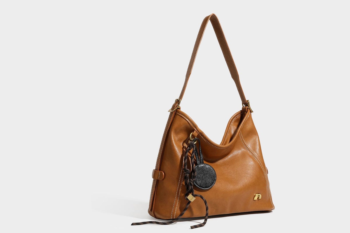 Lässige Hobo-Schultertasche mit glatter Oberfläche in Lederoptik, kontrastierenden Steppnähten, antikgoldfarbenen Metallelementen und, Detail