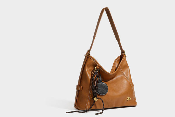 Lässige Hobo-Schultertasche mit glatter Oberfläche in Lederoptik, kontrastierenden Steppnähten, antikgoldfarbenen Metallelementen und, Detail