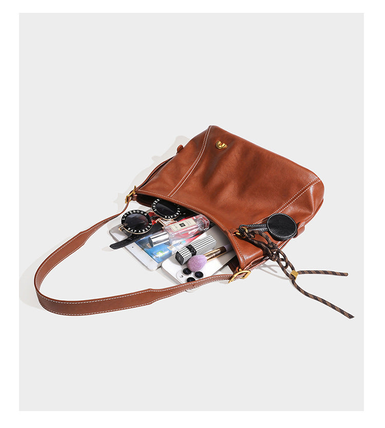 Lässig fallende Hobo-Schultertasche in glatter Lederoptik mit Kontrastnähten, antikgoldfarbenen Beschlägen und, Detail