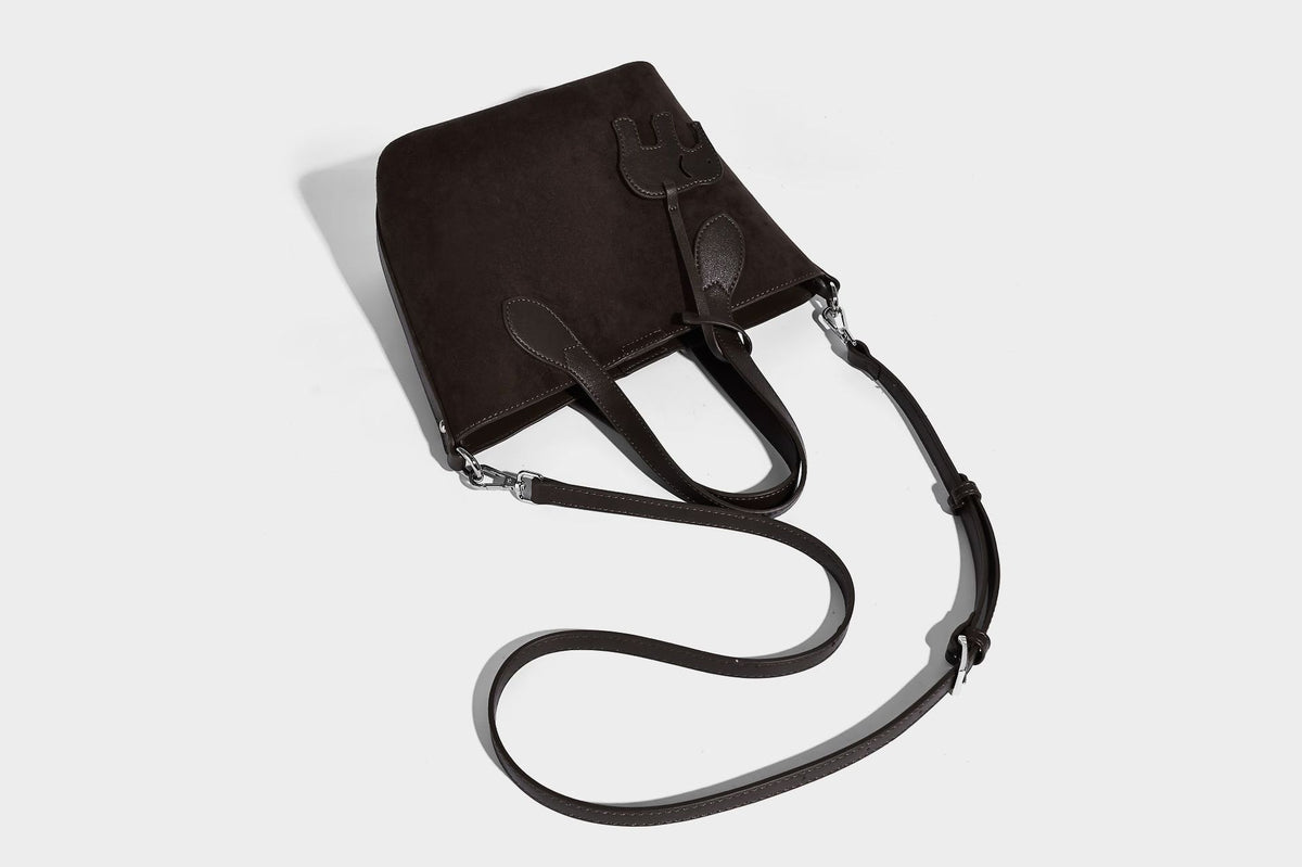 Kleine, strukturierte Tote-Handtasche in Wildlederoptik mit Elefantenanhänger, zwei oberen Tragegriffen und abnehmbarem Crossbody-Riemen, Detailansicht