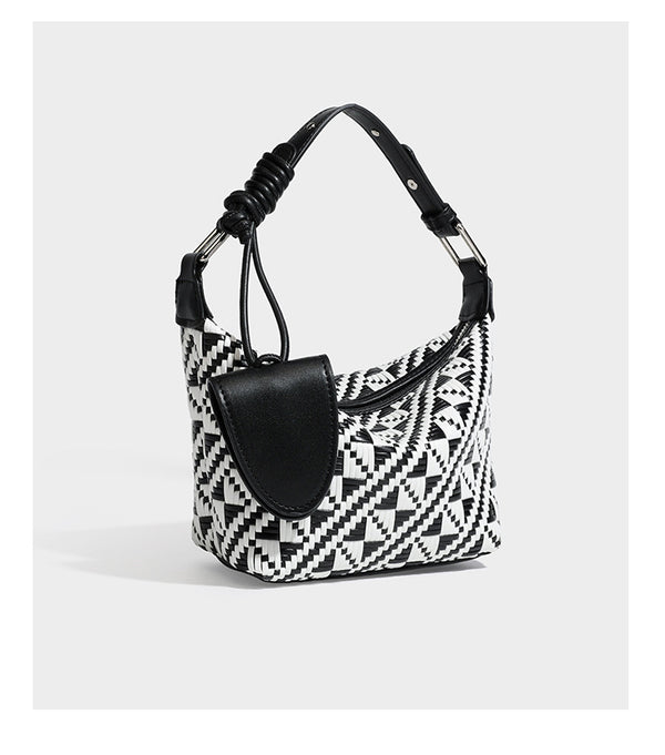 Kleine schwarz-weiße Schultertasche mit gewebtem geometrischem Muster, glatter dunkelbrauner Besatz aus Lederoptik, geknotetem verstellbarem Riemen und seitlichem
