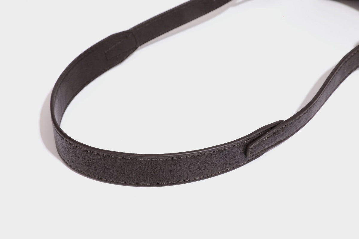 Kleine Beuteltasche aus genarbter Lederoptik mit Kordelzug, verstellbarem Crossbody-Riemen und silberfarbenen Beschlägen, Detailansicht 39