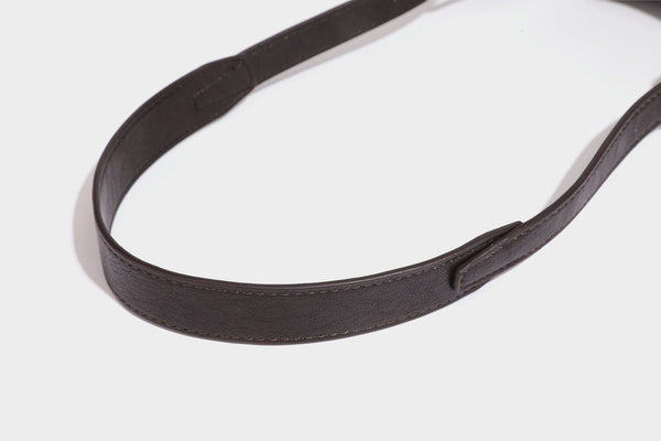 Kleine Beuteltasche aus genarbter Lederoptik mit Kordelzug, verstellbarem Crossbody-Riemen und silberfarbenen Beschlägen, Detailansicht 39