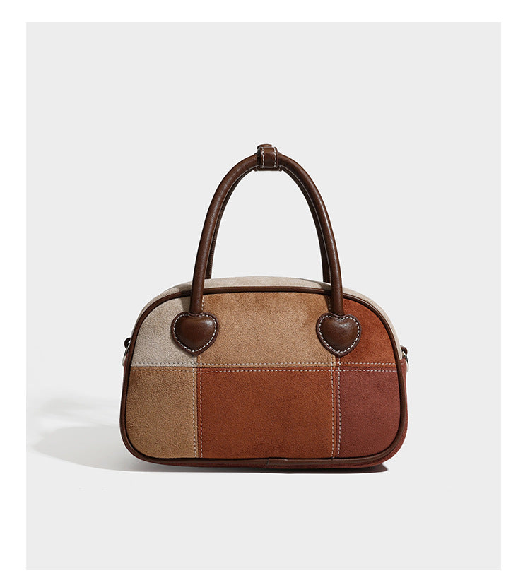 Kleine, strukturierte Henkeltasche aus Patchwork in Farbblöcken aus Beige, Camel, Braun und Rost mit dunkelbrauner Einfassung, herzförmigem