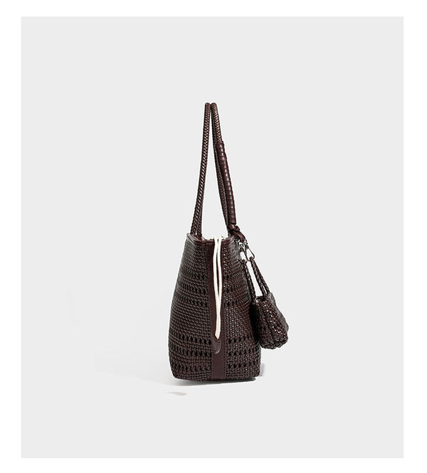 Dunkelbraune Tote-Bag in Lederoptik mit geflochtenen Henkeln, Kordelverschluss und befestigtem gewebtem Mini-Etui, Detailansicht