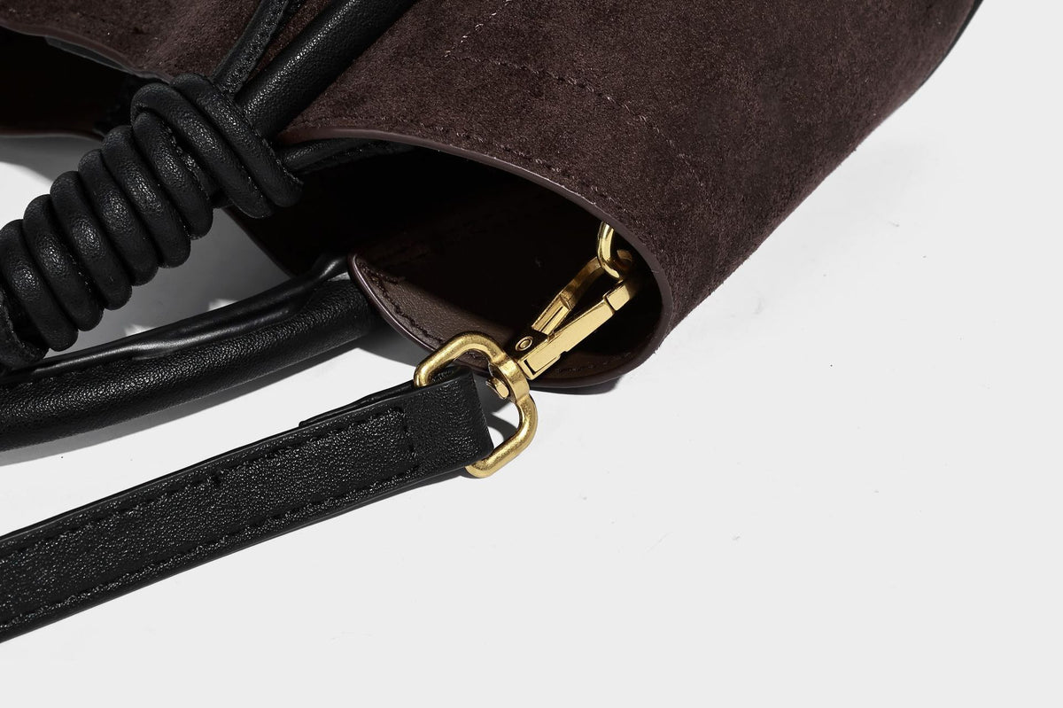 Kleine, strukturierte Tote-Bag mit offenem Oberteil aus dunkelbraunem, mattem Velourslederimitat, schwarzen geknoteten Tragegriffen und aufgesetzter Frontpartie