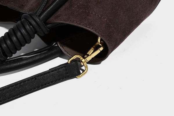 Kleine, strukturierte Tote-Bag mit offenem Oberteil aus dunkelbraunem, mattem Velourslederimitat, schwarzen geknoteten Tragegriffen und aufgesetzter Frontpartie