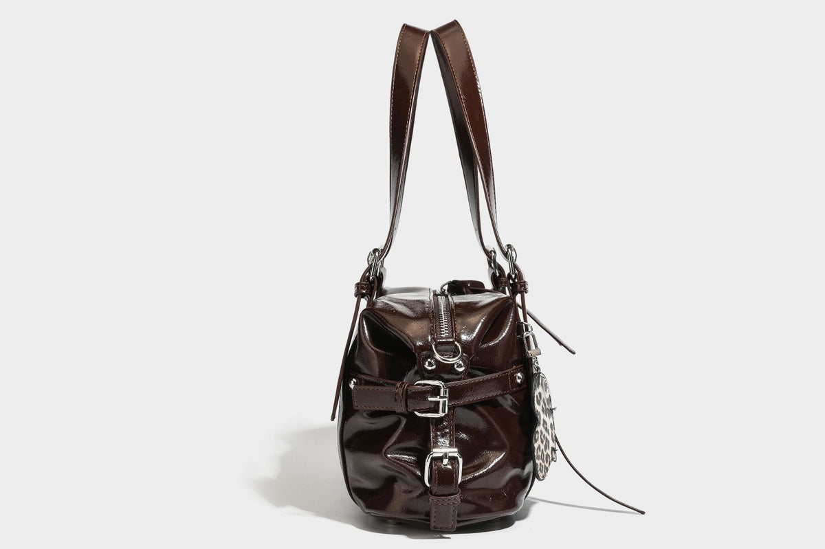 Strukturierte Schultertasche in glänzender Lederoptik mit abgerundetem Korpus, silberfarbenen Beschlägen, Reißverschlussfach auf der Vorderseite und Leopardenmuster