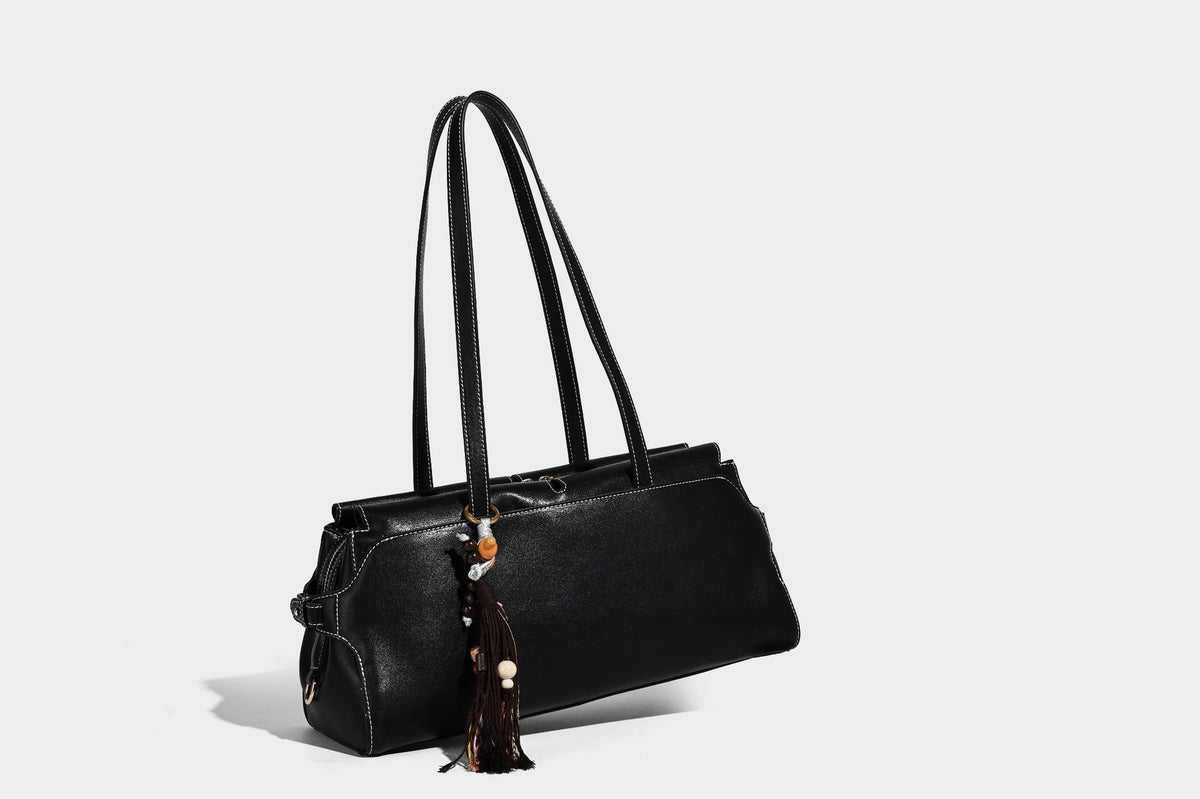 Strukturierte rechteckige Baguette-Schultertasche aus dunkelbraunem Material in glatter Lederoptik mit zwei Riemen und Reißverschluss oben