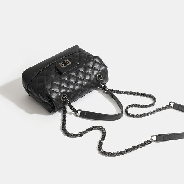 Gesteppte Mini-Schultertasche in Lederoptik mit Rautensteppung, Klappe mit Drehverschluss und Kettenriemen in dunkler Gunmetal-Optik, Detailansicht