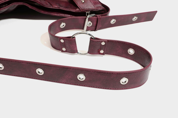 Lässige Hobo-Schultertasche in glänzender Lederoptik mit silberfarbenen Nieten, Riemendetail mit Schnalle und Reißverschluss oben