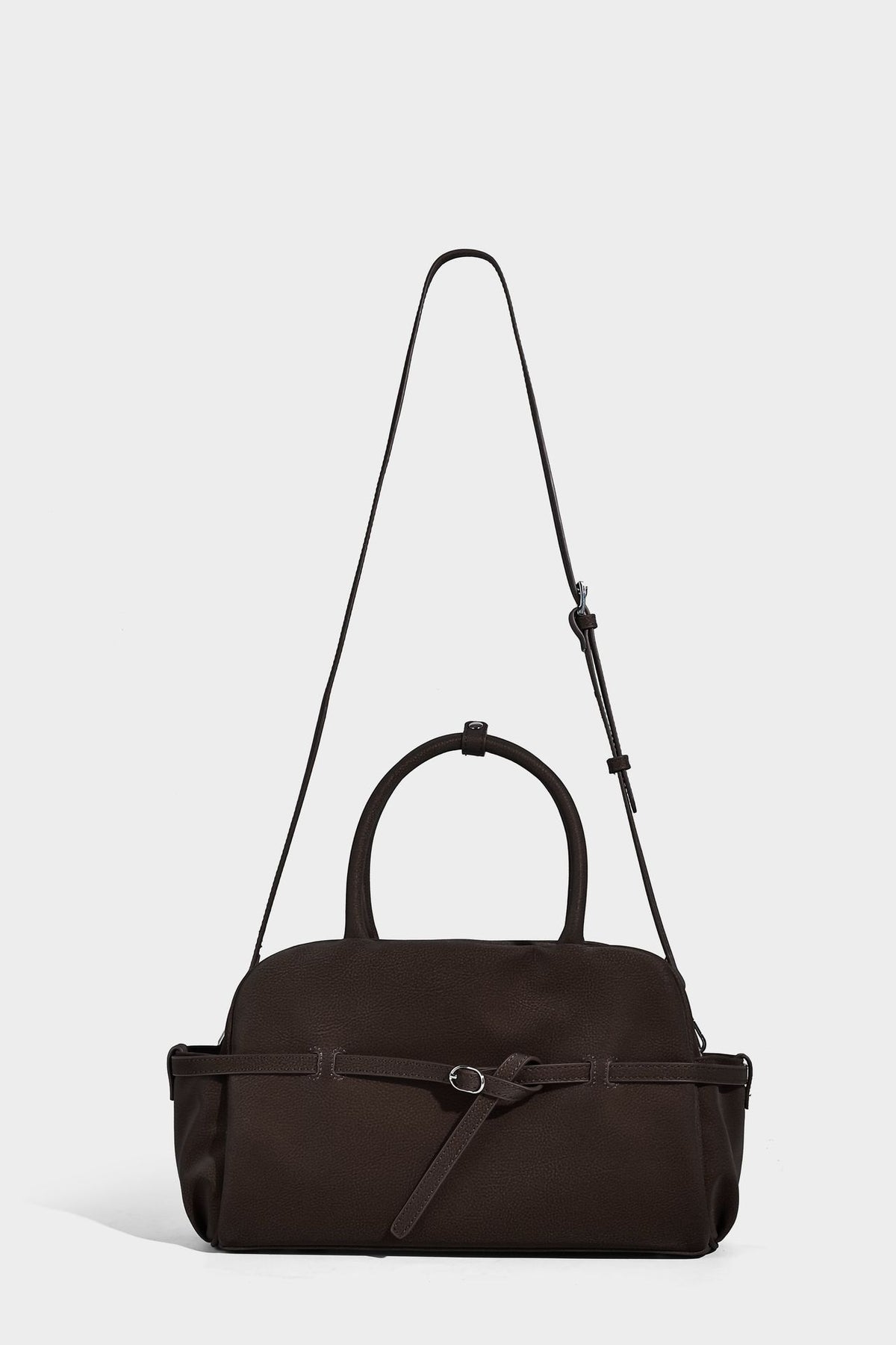 Strukturierte, matt genarbte Henkeltasche mit umlaufendem Riemen mit Ringbeschlägen, zwei Tragegriffen und abnehmbarem Crossbody-Riemen