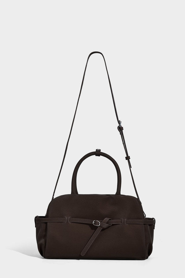 Strukturierte, matt genarbte Henkeltasche mit umlaufendem Riemen mit Ringbeschlägen, zwei Tragegriffen und abnehmbarem Crossbody-Riemen