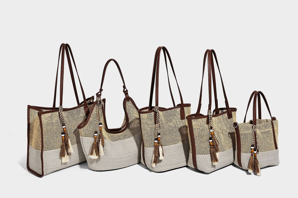 Große Tote-Bag aus grob geflochtenem Stroh in Beige und Creme mit dunkelbraunen Details in Lederoptik, langen Schulterriemen und einem mit Perlen verzierten