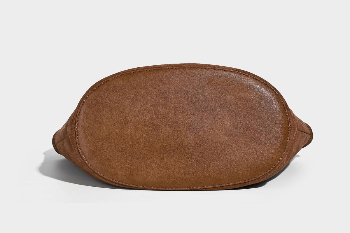 Lässig fallende matte Hobo-Schultertasche in Wildlederoptik mit offenem oberen Rand und optionalem Quasten- und Perlenanhänger, Detailansicht 24