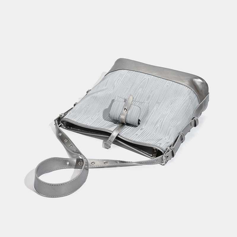 Silbergraue, weich fallende Hobo-Schultertasche mit holzmaserungsgeprägten Einsätzen, glänzenden Metallic-Details, Reißverschluss oben und vorderer Klappe