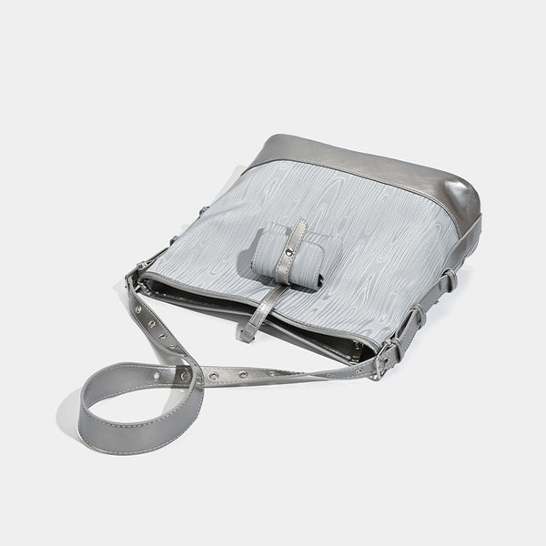 Silbergraue, weich fallende Hobo-Schultertasche mit holzmaserungsgeprägten Einsätzen, glänzenden Metallic-Details, Reißverschluss oben und vorderer Klappe
