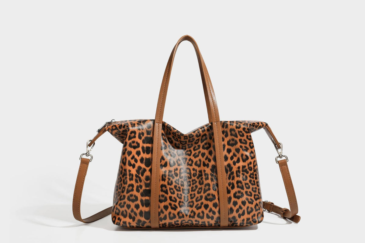 Tote-Bag in glänzender Lederoptik mit Leopardenmuster, schwarzen Besätzen, Reißverschluss oben und zwei Schultergriffen, Detailansicht 25