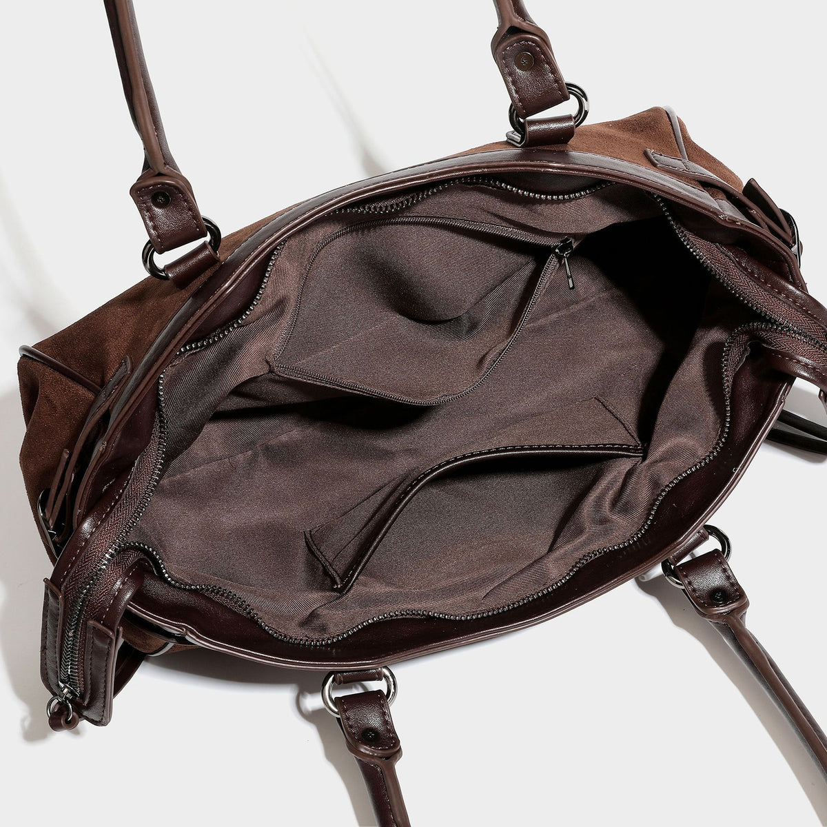 Strukturierte Vintage-Moto-Schultertasche im Tote-Stil mit matten, veloursähnlichen Einsätzen, Besatz in Lederoptik, Nieten in dunkler Silberoptik und Reißverschluss an der Vorderseite