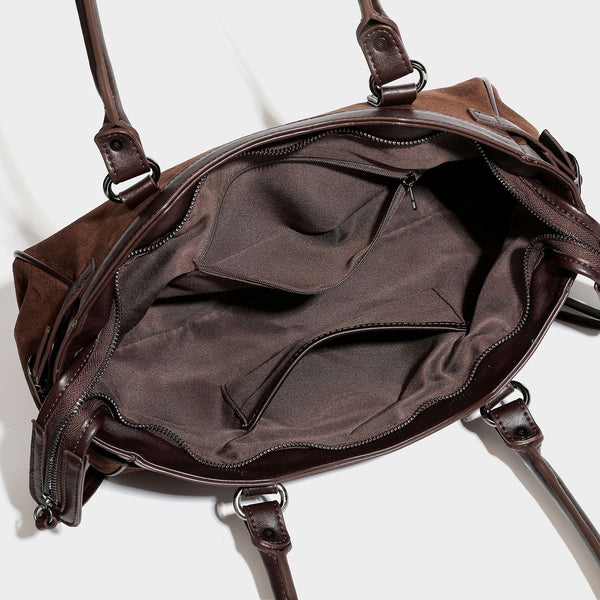 Strukturierte Vintage-Moto-Schultertasche im Tote-Stil mit matten, veloursähnlichen Einsätzen, Besatz in Lederoptik, Nieten in dunkler Silberoptik und Reißverschluss an der Vorderseite