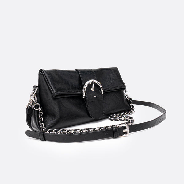 Schwarze strukturierte Mini-Schultertasche in quadratischer Form mit übergroßer Schnallenklappe, Kettenriemen und passender Reißverschlusstasche aus glattem, genarbtem
