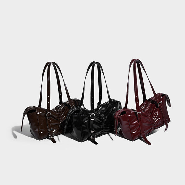 Glänzende rechteckige Schultertasche mit Raffdetail, zwei verstellbaren Riemen, Reißverschluss oben und silberfarbenen Schnallenbeschlägen