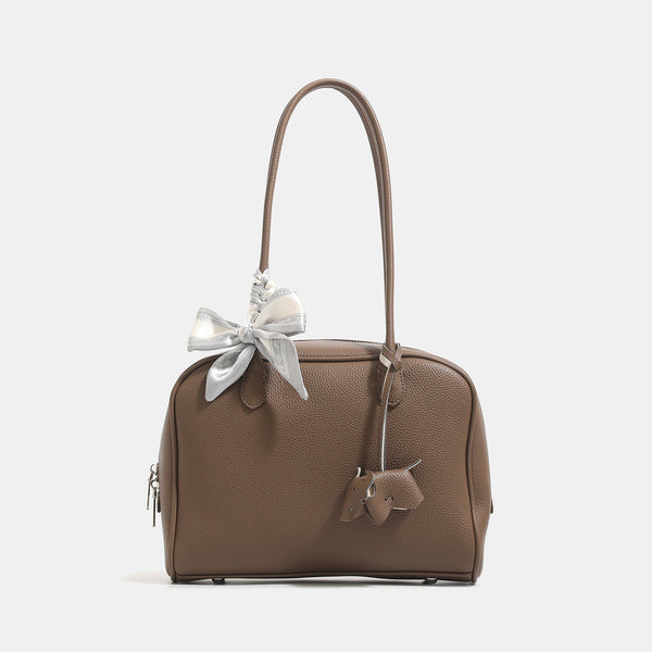 Strukturierte Boston-Tasche mit kurzem Henkel aus genarbtem lederähnlichem Material, Seidenschal-Bindung und Metallfüßchen, Vorderansicht