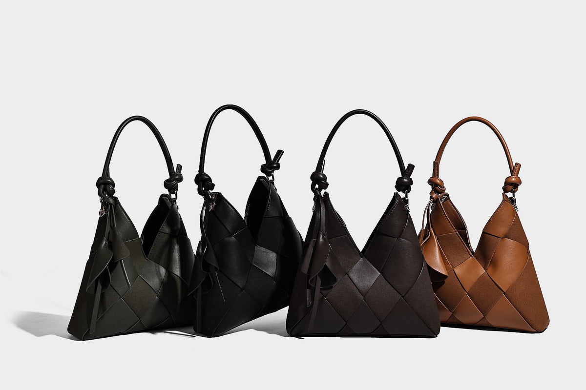 Wandelbare Tote-Bag in gewebter Lederoptik mit geknoteten Tragegriffen, abnehmbarem Schulterriemen und goldfarbenen Beschlägen, Detailansicht