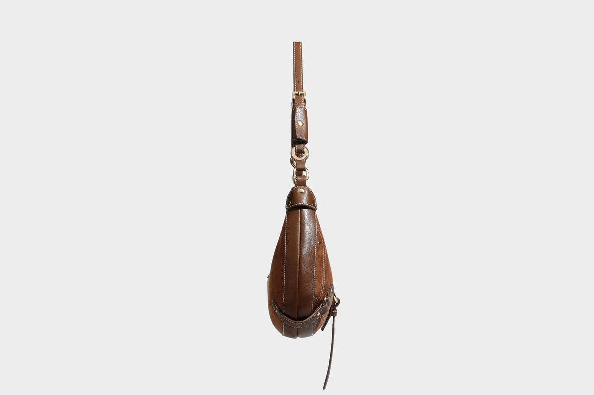 Halbmondförmige Schultertasche in camelbrauner Wildlederoptik mit weißen Kontrastnähten, goldfarbenen Beschlägen und