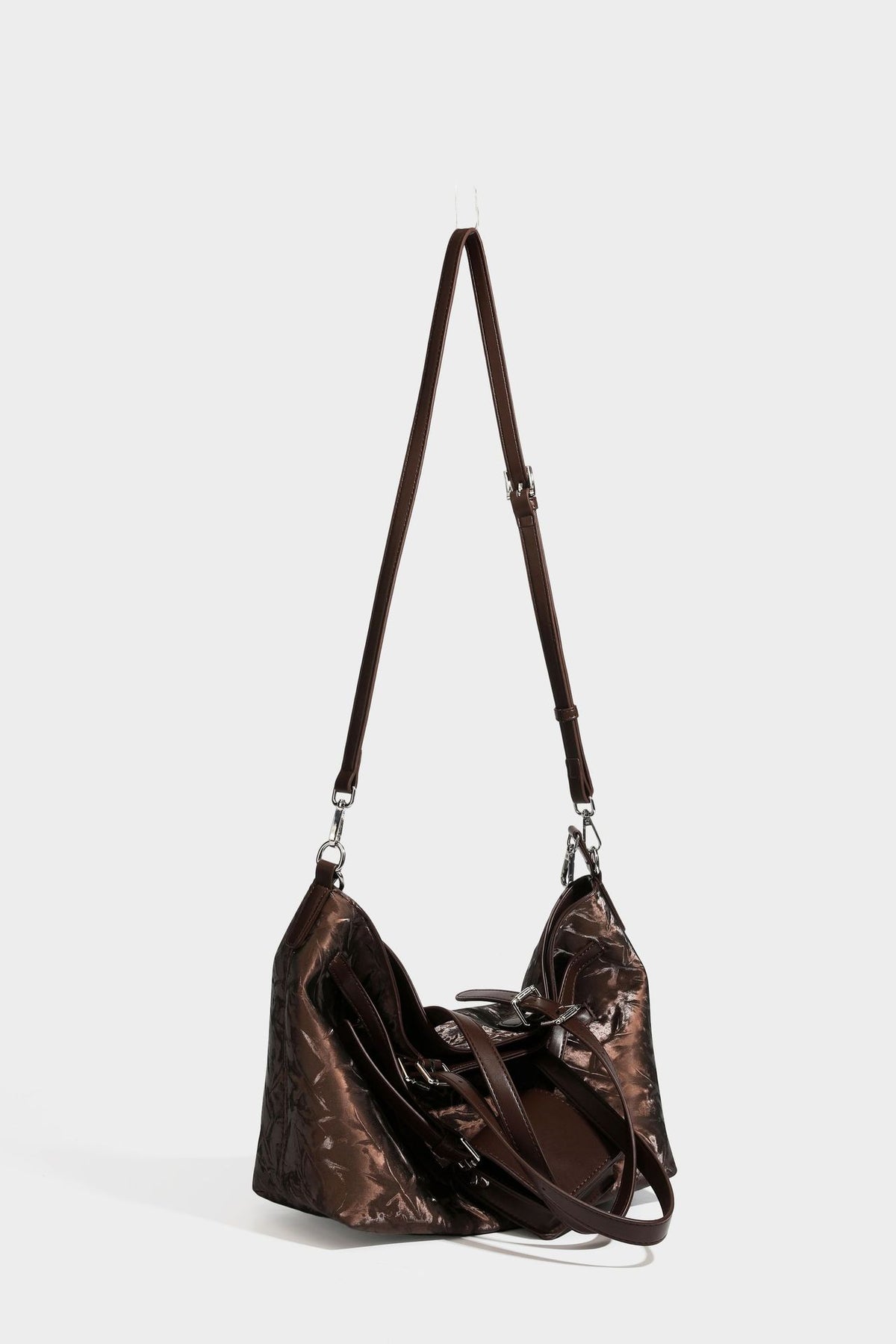 Glänzende, geknautschte Metallic-Tote-Bag mit zwei Tragegriffen oben, abnehmbarem Schulterriemen und abnehmbarer Mini-Reißverschlusstasche in Braun