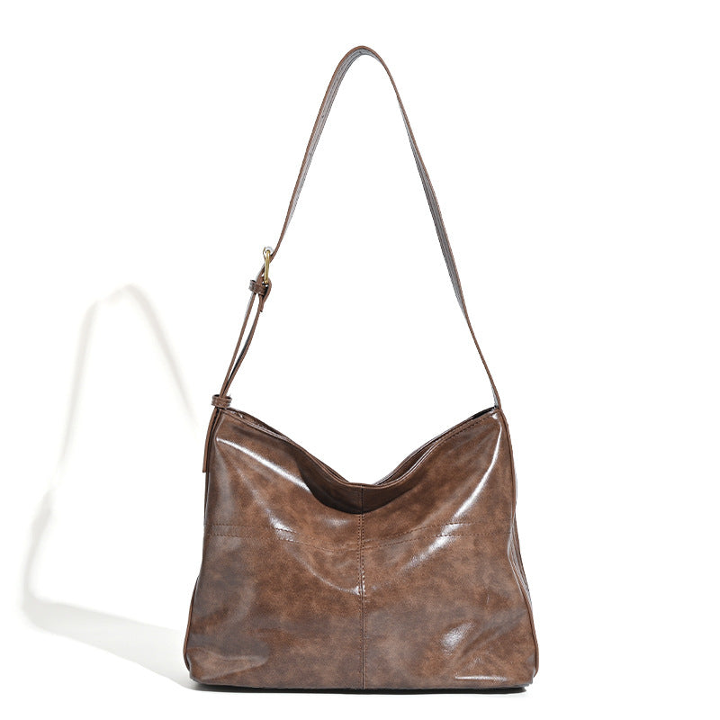 Lässig fallende Schulter-Tote-Bag in glänzender, Used-Lederoptik mit Reißverschluss oben und verstellbarem Riemen, Detailansicht 5