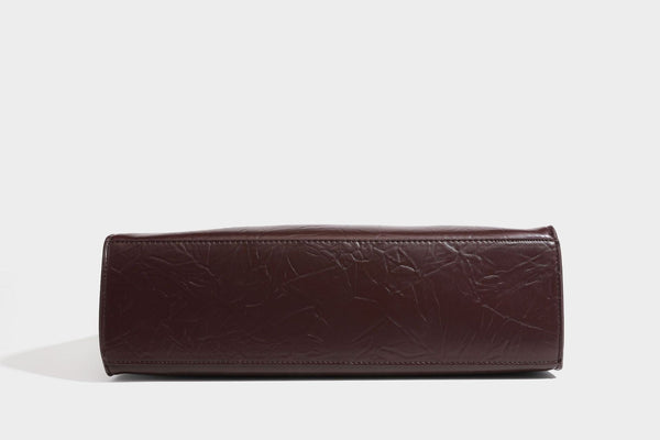 Strukturierte rechteckige Tote-Schultertasche aus glänzender, geknitterter Lederoptik mit langen Doppelträgern und Emblem in Goldoptik