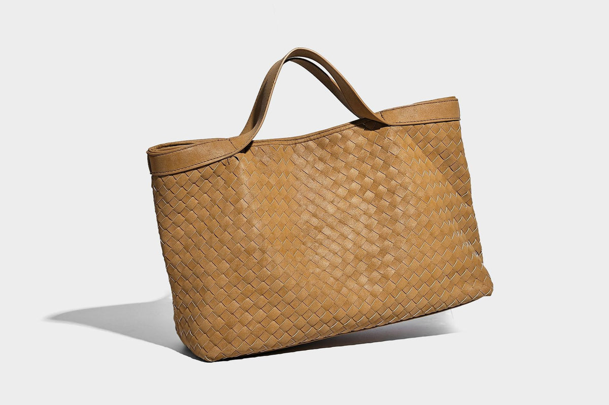 Große, formstabile Tote-Bag in Lederoptik mit gewebter Struktur und passender kleiner Tasche in Dunkelbraun, zwei Henkeln und verstellbarem