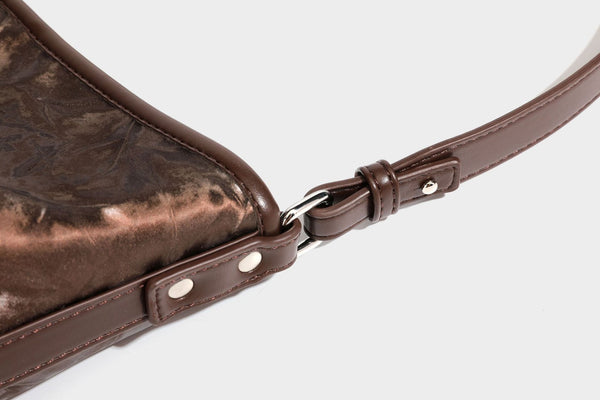Große Hobo-Schultertasche mit Crinkle-Glanzfinish in Dunkelbraun, schmalem verstellbarem Riemen, geknoteten Beschlägen und seitlich befestigter Klappe