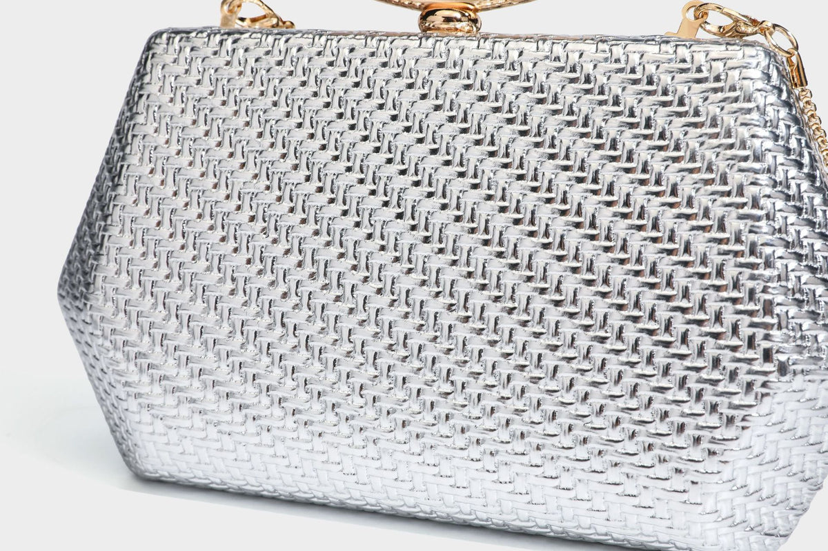 Kleine, strukturierte Clutch aus metallischem Flechtmaterial mit goldfarbenem Bügelverschluss und abnehmbarem Kettenriemen, Detailansicht 35