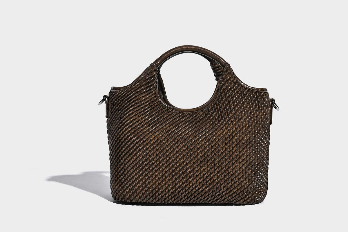 Strukturierte Beuteltasche mit Webstruktur, geknotetem Tragegriff, vorderer Klappentasche und abnehmbarem Crossbody-Riemen in Silberoptik